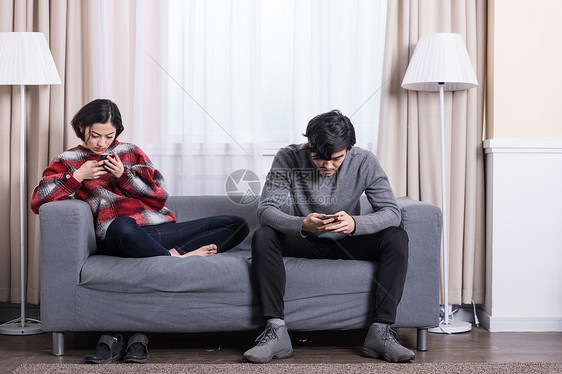 年轻夫妻各自看手机图片