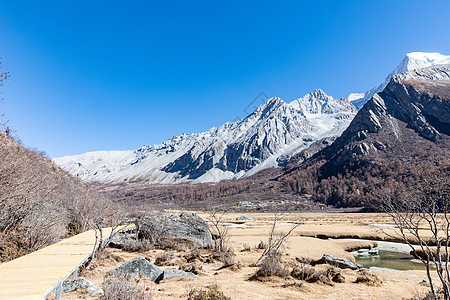 冬天的稻城亚丁雪山图片