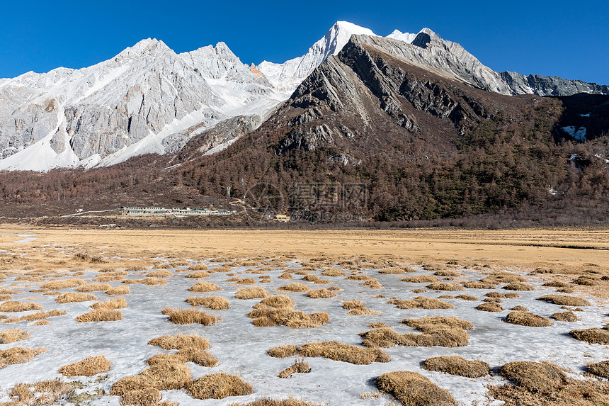 冬天的稻城亚丁雪山图片