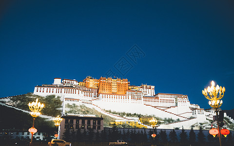 晴天傍晚西藏布达拉宫夜景背景