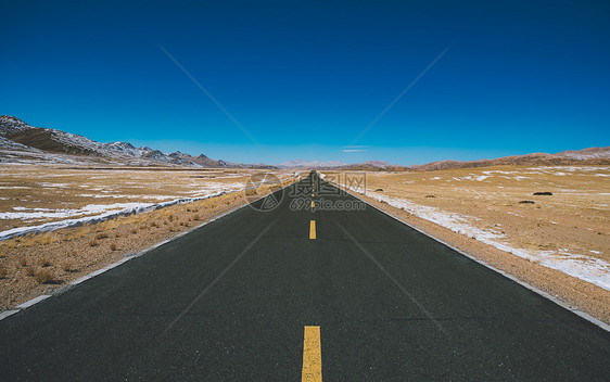 延伸到天际的公路图片