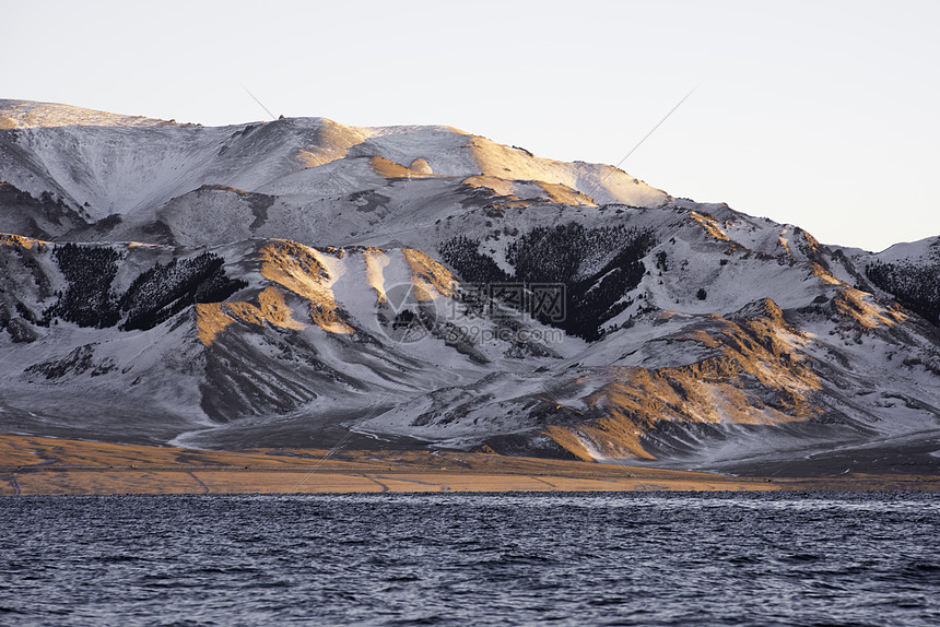 新疆赛里木湖冬季雪景日照金山图片