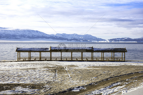 新疆赛里木湖冬季雪景风光图片