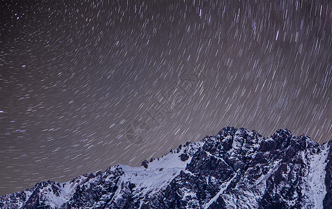 山峰星轨背景图片