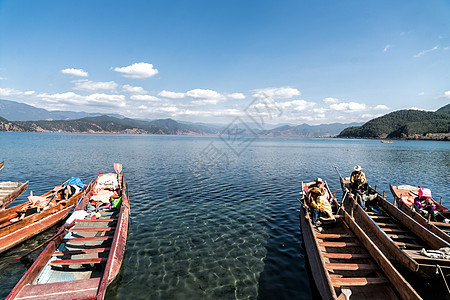 泸沽湖边的猪槽船背景图片