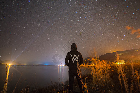 泸沽湖的星空背景图片