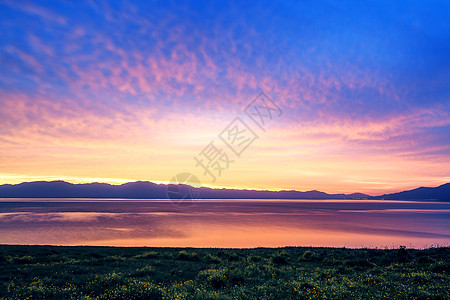 高端大气背景新疆赛里木湖朝霞背景