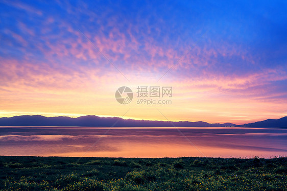新疆赛里木湖朝霞图片