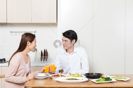 年轻夫妻在家吃饭图片
