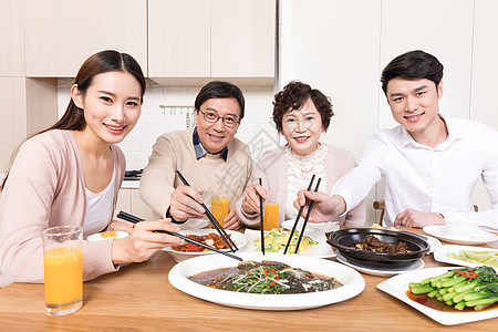 一家人团聚吃饭吃鱼特写背景图片