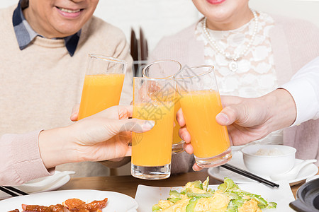 一家人吃饭碰杯特写高清图片