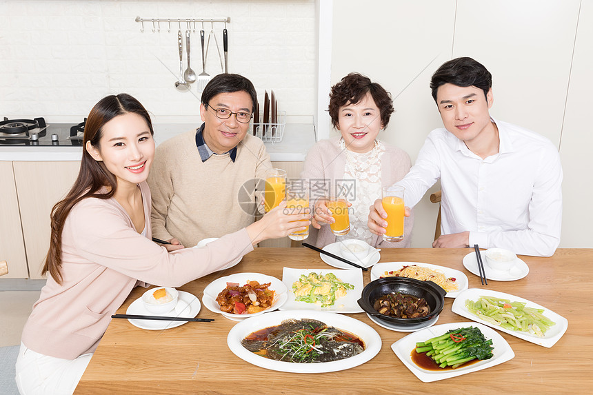 家人一起吃饭聚餐图片