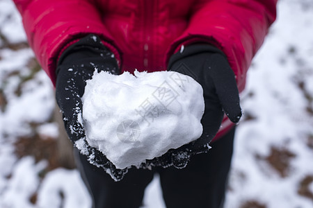 冬天手捧着雪图片