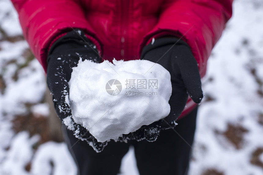 冬天手捧着雪图片