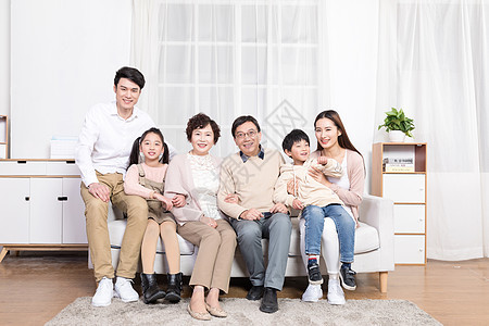 一家人幸福地坐在客厅图片