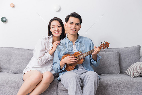 年轻情侣在一起玩音乐图片