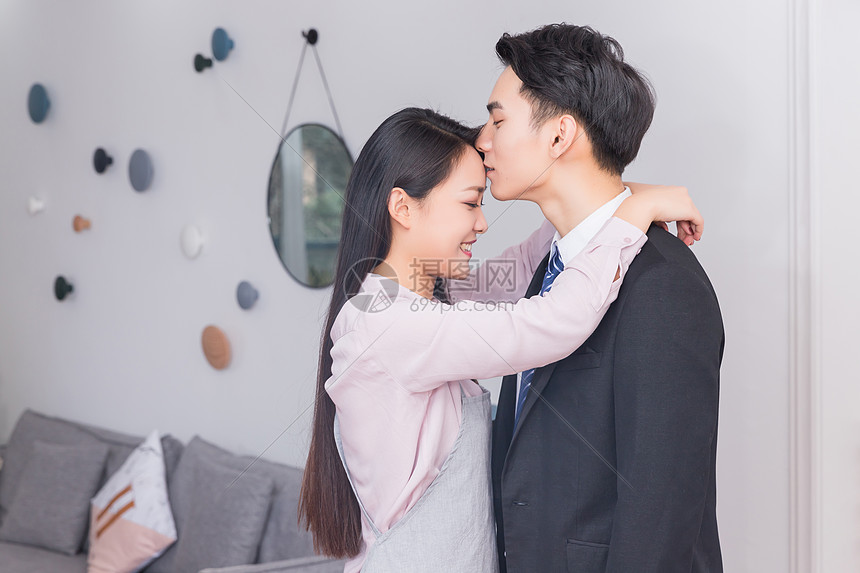 上班的丈夫亲吻妻子图片