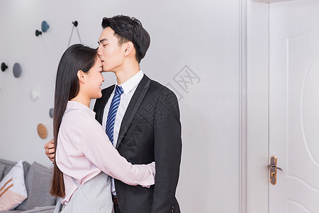 上班的丈夫亲吻妻子背景图片