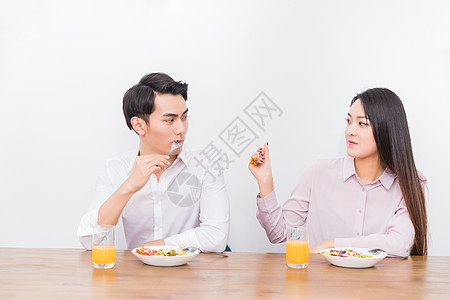 吃沙拉年轻夫妻吃早餐背景
