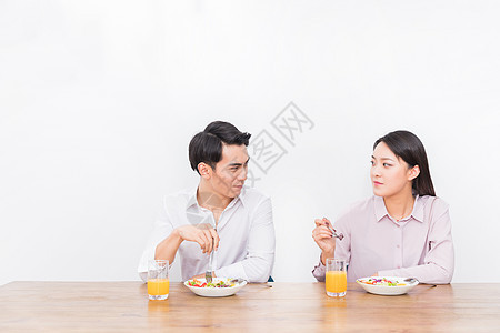年轻夫妻吃早餐图片