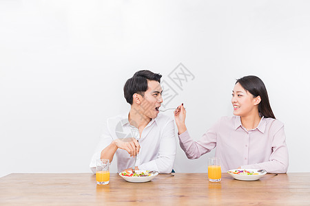 年轻夫妻吃早餐图片