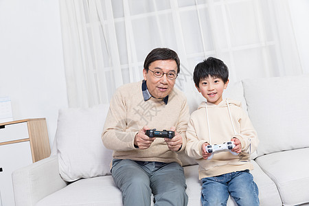 爷爷和孙子在客厅玩游戏背景图片