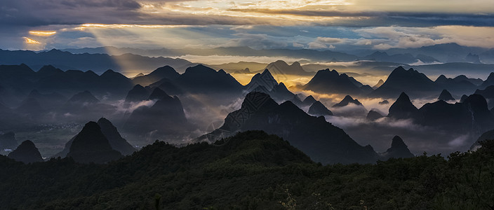 峰起峰落映霞光高清图片