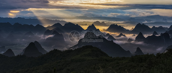 峰起峰落映霞光图片