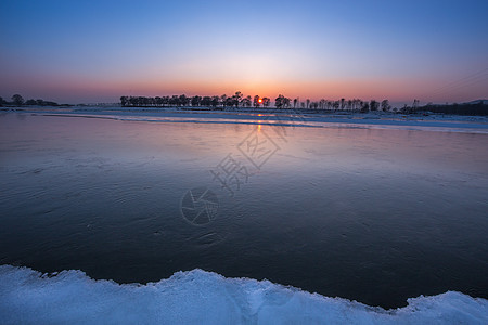 冬季结冰的湖水日出图片