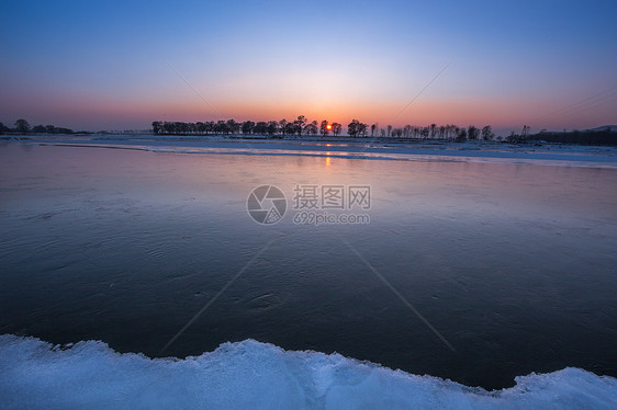 冬季结冰的湖水日出图片