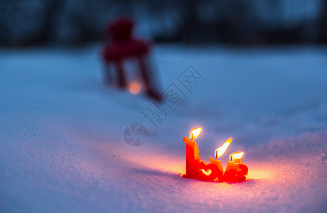 红色梦幻爱心雪地里的情人节爱心蜡烛背景