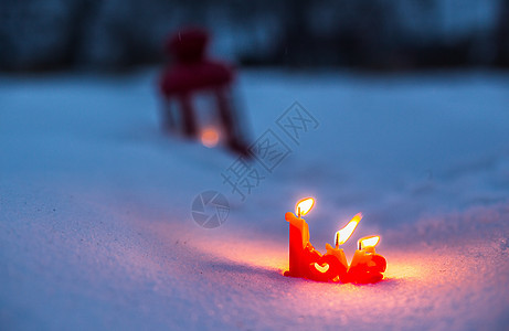 雪地里的情人节爱心蜡烛背景图片