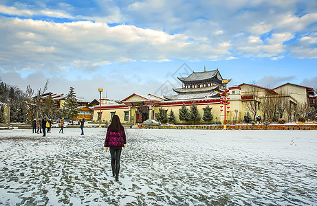 云南雪后的鸡鸣寺广场图片