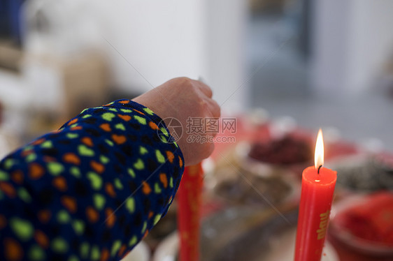 清明节中国传统家中祭拜图片