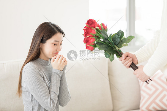 情人节男生送女生玫瑰花图片