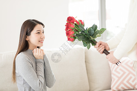 情人节男生送女生玫瑰花图片