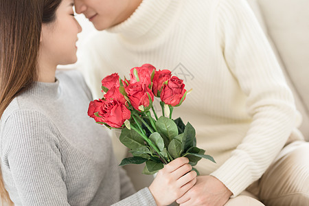 情人节男生送女生玫瑰花图片