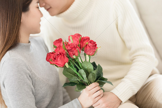 情人节男生送女生玫瑰花图片