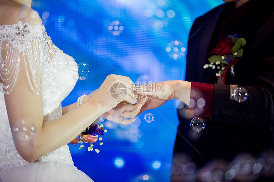 婚礼戴戒指图片