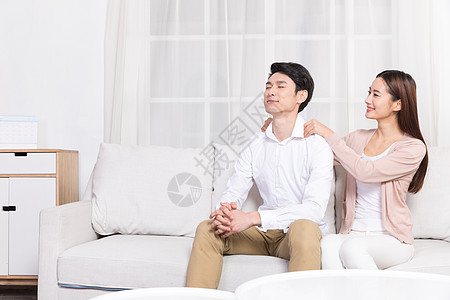情侣亲热妻子在客厅给丈夫捏肩按摩背景