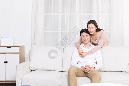 甜蜜的夫妻在客厅沙发聊天图片