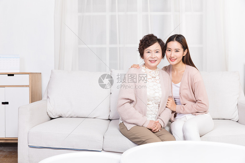 女儿和妈妈在客厅沙发聊天图片