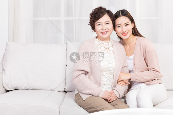 女儿和妈妈在客厅沙发聊天图片
