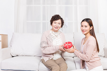 女儿送礼物给妈妈图片