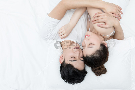 躺在床上的情侣图片