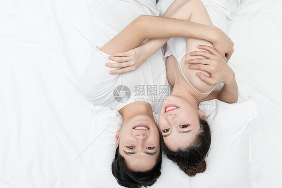 躺在床上的情侣图片
