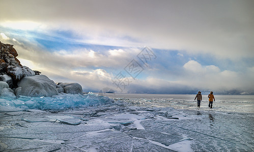 冬天在广阔的冰上行走的人背景图片