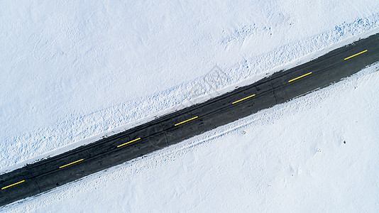 笔直的路雪地中的汽车公路背景