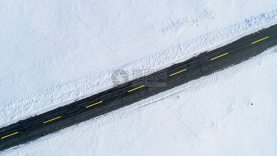雪地中的汽车公路图片