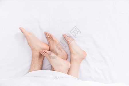 睡床年轻夫妻睡觉脚部特写背景